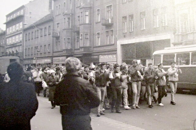 Protestní průvod studentů pardubického gymnázia, 21. listopadu 1989, z archivu Josefa Kubáta